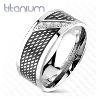 Prsten z titanu - černá a stříbrná barva, zirkony v diagonální linii