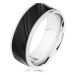 Ocelový prsten stříbrné barvy s černým pásem, šikmé zářezy