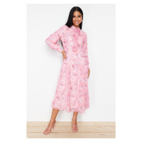 Růžové květinové šaty s páskem a květinovým vzorem od Trendyol