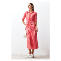 Trendyol Pink Shromáždit detailní tkané košilové šaty