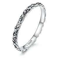 Stříbrný prsten se vzory ornamenty