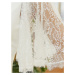 Svatební šaty s ozdobnou krajkou
