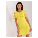 Žluté mini šaty s aplikací kolem ramen --žluté Žlutá