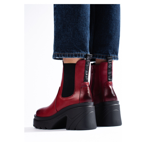 Designové červené dámské kotníčkové boty na plochém podpatku Daszynski