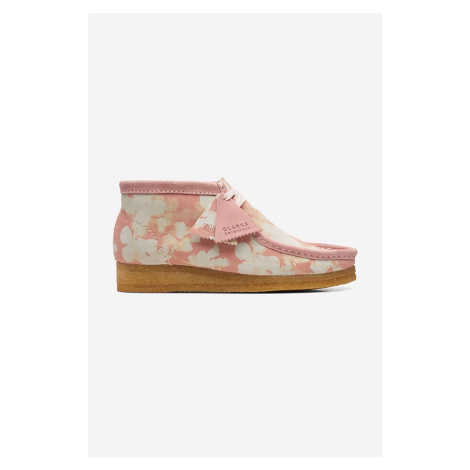 Semišové boty Clarks Originals Wallabee Boot dámské, růžová barva, na plochém podpatku, 26166096