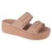 HNĚDÉ NAZOUVÁKY NA PLATFORMĚ CROCS BROOKLYN LOW WEDGE SANDAL Hnědá