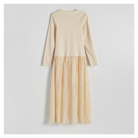 Béžové šaty s dlouhým rukávem