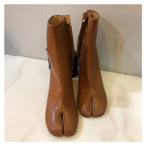 Kožené kotníkové boty na podpatku