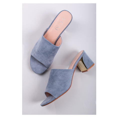 Světle modré semišové pantofle na hrubém podpatku Jessa CM PARIS