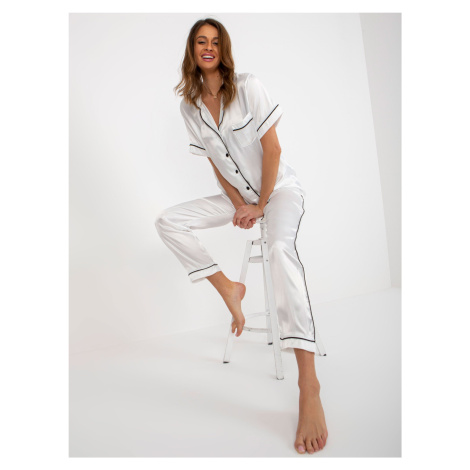 Dámské bílé saténové pyžamo s košilí a kalhotami Fashionhunters