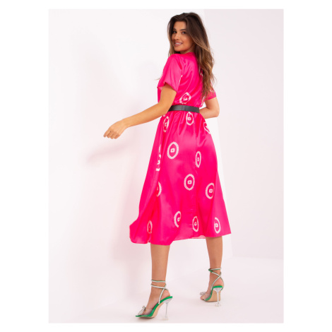 Tmavě růžové koktejlové šaty se vzory Fashionhunters