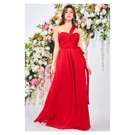 Červené společenské šaty s vázáním