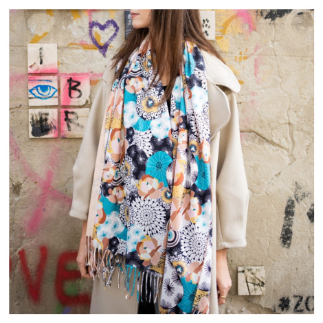 Šál s modrými květy