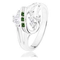 Prsten stříbrné barvy, zatočené linie zdobené čirými a zelenými zirkony