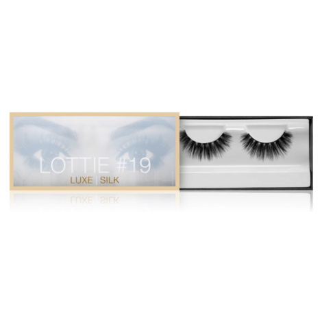 Huda Beauty Classic nalepovací řasy Lottie 2x3,4 cm