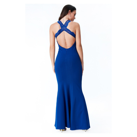 Modré přiléhavé šaty s odhalenými zády