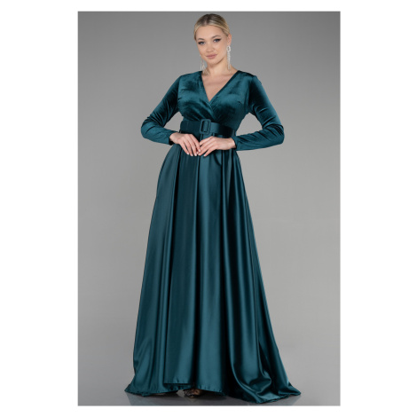 Smaragdové společenské šaty se saténovou sukní
