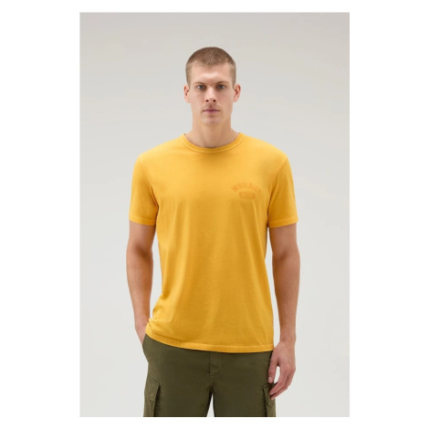 Tričko woolrich garment dyed logo t-shirt žlutá
