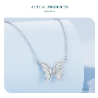 Stříbrný náhrdelník s přívěskem třpytivý motýlek