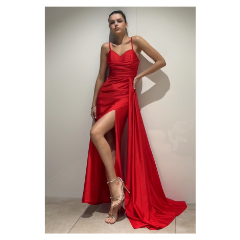 Červené přiléhavé šaty s vysokým rozparkem