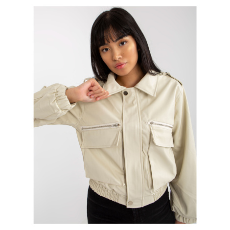 Světle béžová krátká bunda z ekokůže s límečkem Fashionhunters