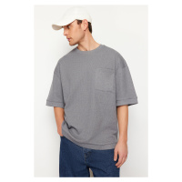 Trendyol antracitové oversized tričko s kapsou z texturované bavlny