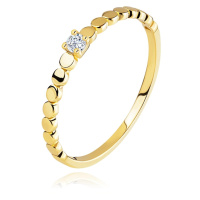 Jemný prsten ze žlutého 14K zlata - vyvýšený čirý zirkon, strukturovaná ramena