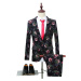 Luxusní oblek typu smoking s květinovými výšivkami