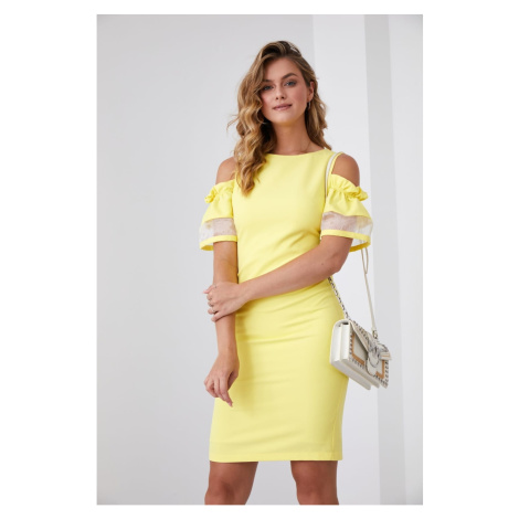 Klasické žluté šaty s odhalenými rameny