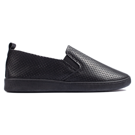 ČERNÉ DĚROVANÉ SLIP-ON Černá SHELOVET