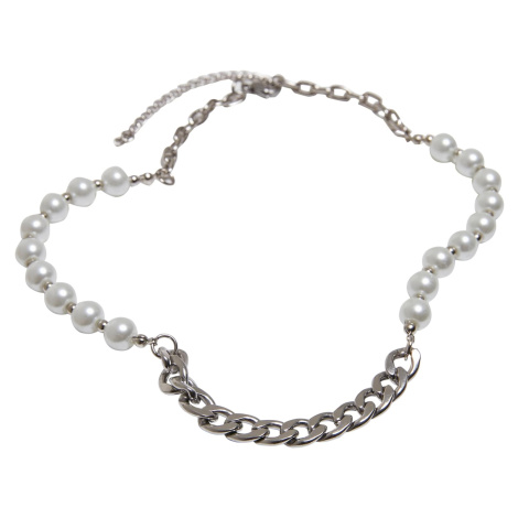 Řetízkový náhrdelník s různými perlami - stříbrné barvy Urban Classics