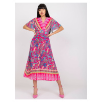 Jednovelikostní růžové plisované šaty s orientálním motivem