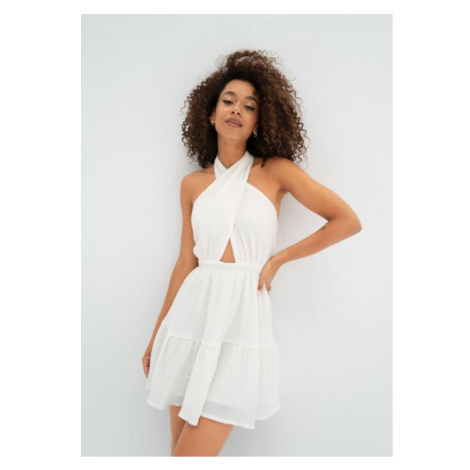 Mini šaty MOSQUITO s výstřihem v bílé barvě