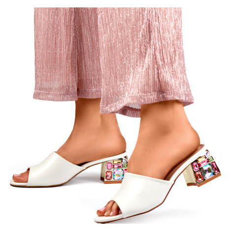 Bílé dámské pantofle na nízkém podpatku s kamínky