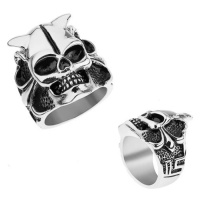 Ocelový prsten stříbrné barvy, lebka s rohy, srdce, kuličky, hranaté linie