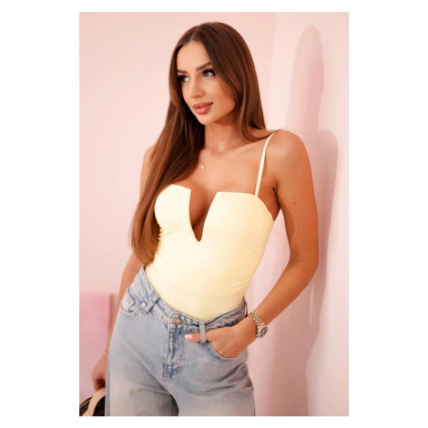 Kesi Włoski Dámská halenka s body bez ramínek, volánky a výstřihem do V žlutý