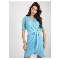 Světle modré krajkové koktejlové šaty s páskem