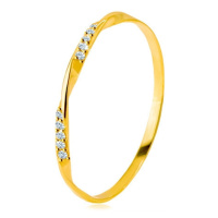 Zlatý 585 prsten - hladká zvlněná linie zdobená blýskavými zirkony v čirém odstínu