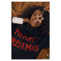 Volný vánoční svetr s černým rolákem