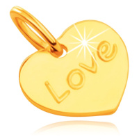9K přívěsek ve žlutém zlatě - ploché symetrické srdce s gravírovaným nápisem Love, zrcadlový les