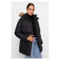 Trendyol černý oversized kožich s vodoodpudivým nafukovacím kabátem s kapucí