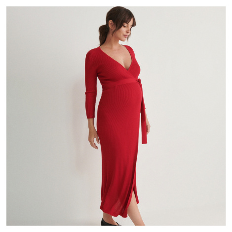 Červené šaty s dlouhým rukávem