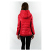 Červená prošívaná dámská bunda s kapucí (B9561)