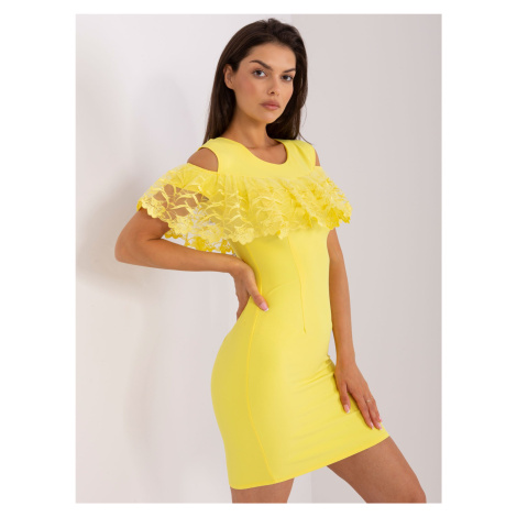 Žluté mini koktejlové šaty s volánkem Fashionhunters