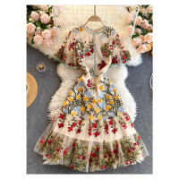 Luxusní šaty s barevnými květinovými výšivkami