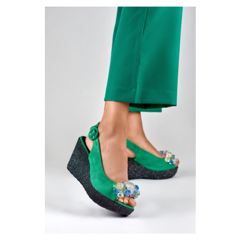 Zelené dámské sandály na klínku s korálky