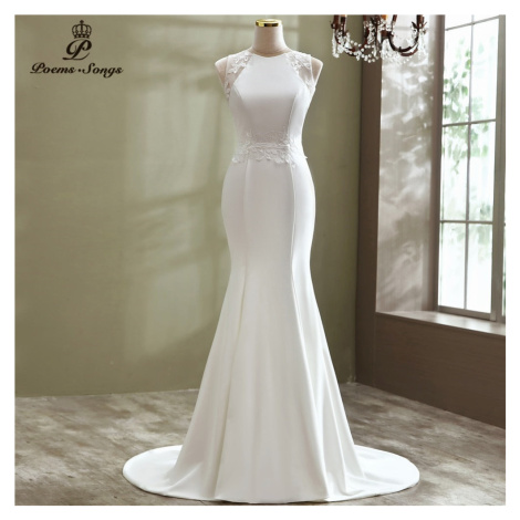Přiléhavé šaty pro nevěstu s krajkovými detaily