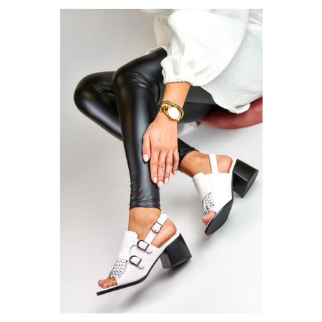 Elegantní dámské bílé sandály na podpatku s cvočky