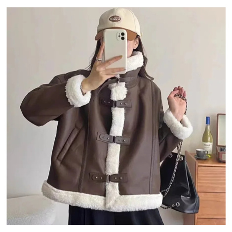 Dámská kožená bunda s kožíškem a opasky