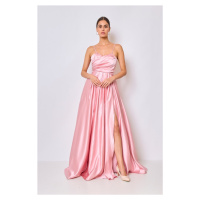 Růžové lesklé šaty s rozparkem